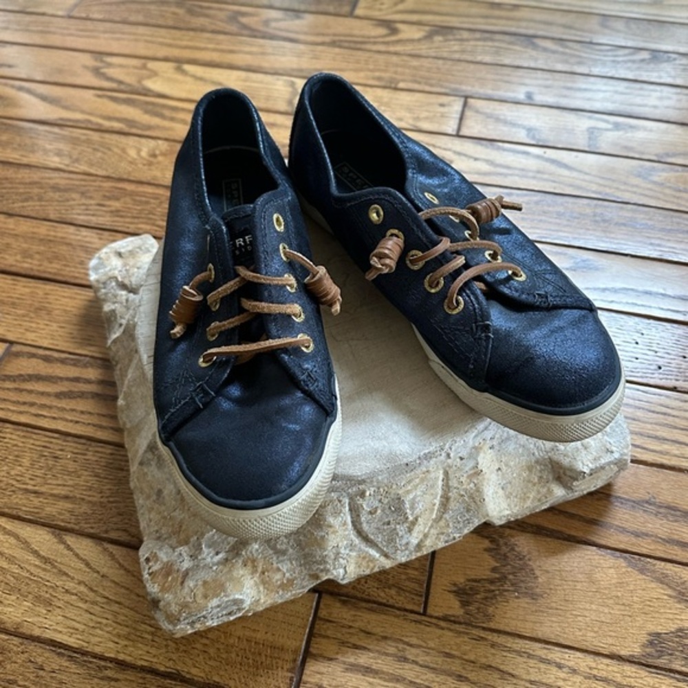 Women’s Sperry navy blue shimmery shoes! Size 7.5